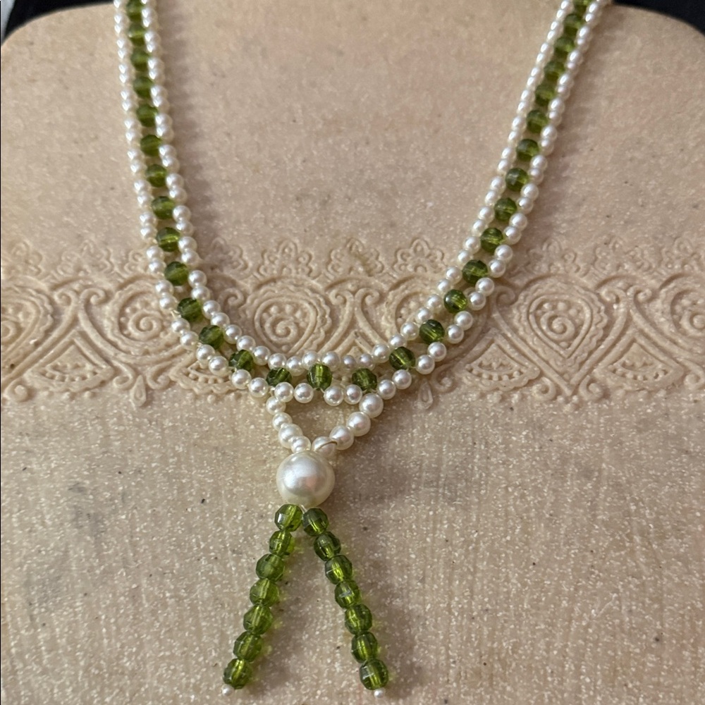 Vintage Women’s Green and White Pearl Beaded 18”Necklace - Picture 1 of 2